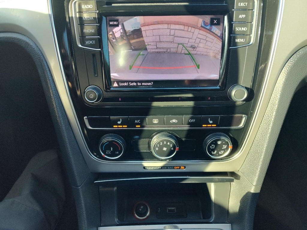2019 Volkswagen Passat Image 24
