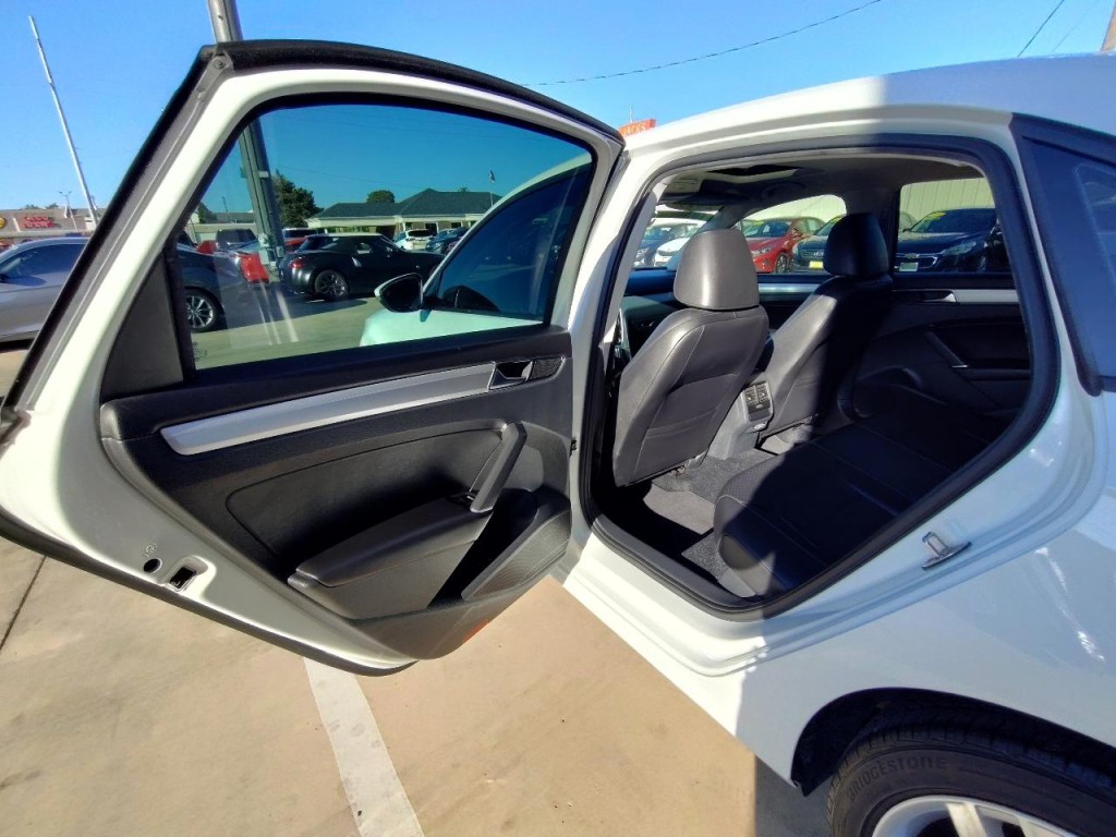 2019 Volkswagen Passat Image 30