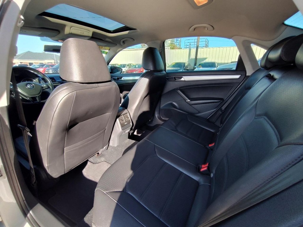 2019 Volkswagen Passat Image 32