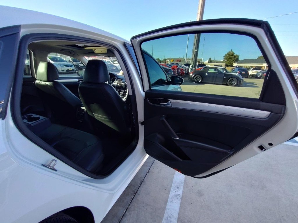 2019 Volkswagen Passat Image 38