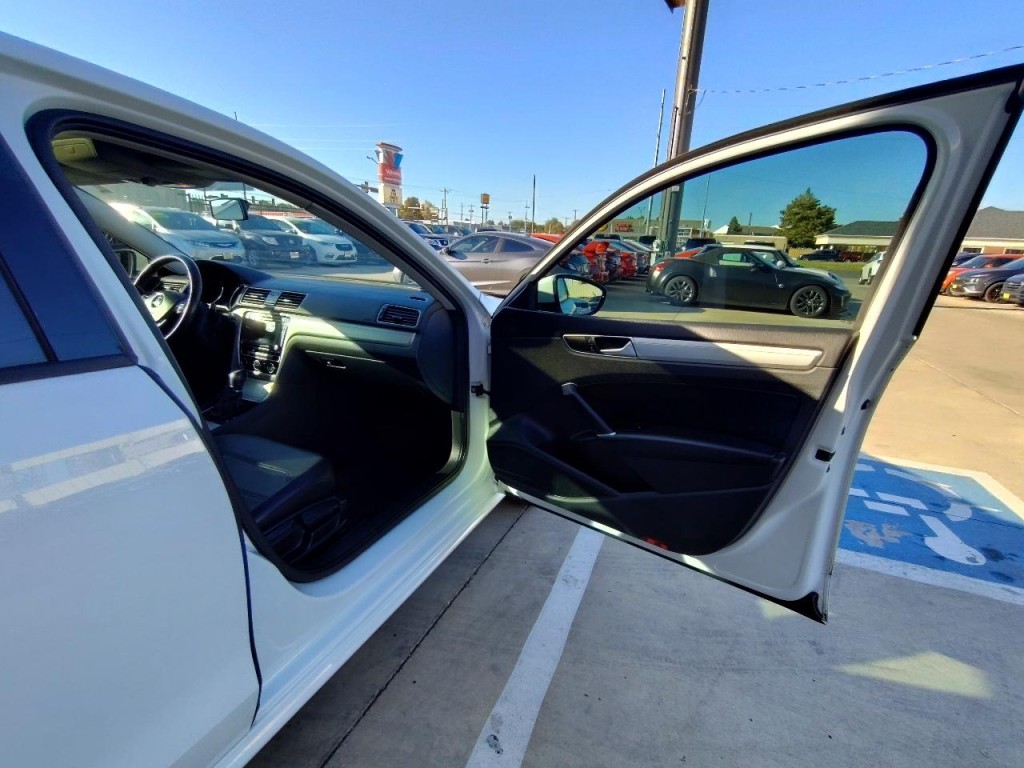 2019 Volkswagen Passat Image 42