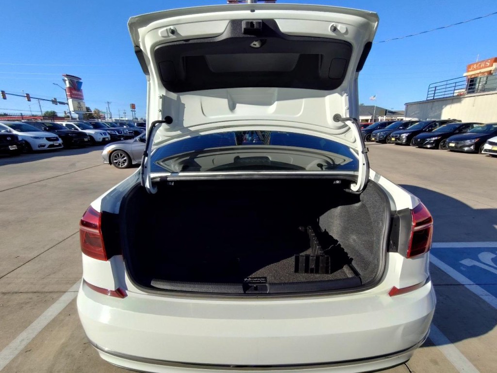 2019 Volkswagen Passat Image 46