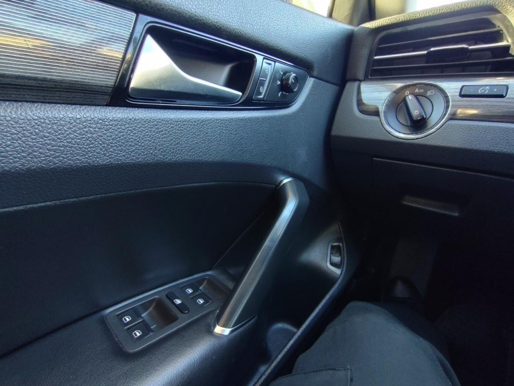 2020 Volkswagen Passat Image 17