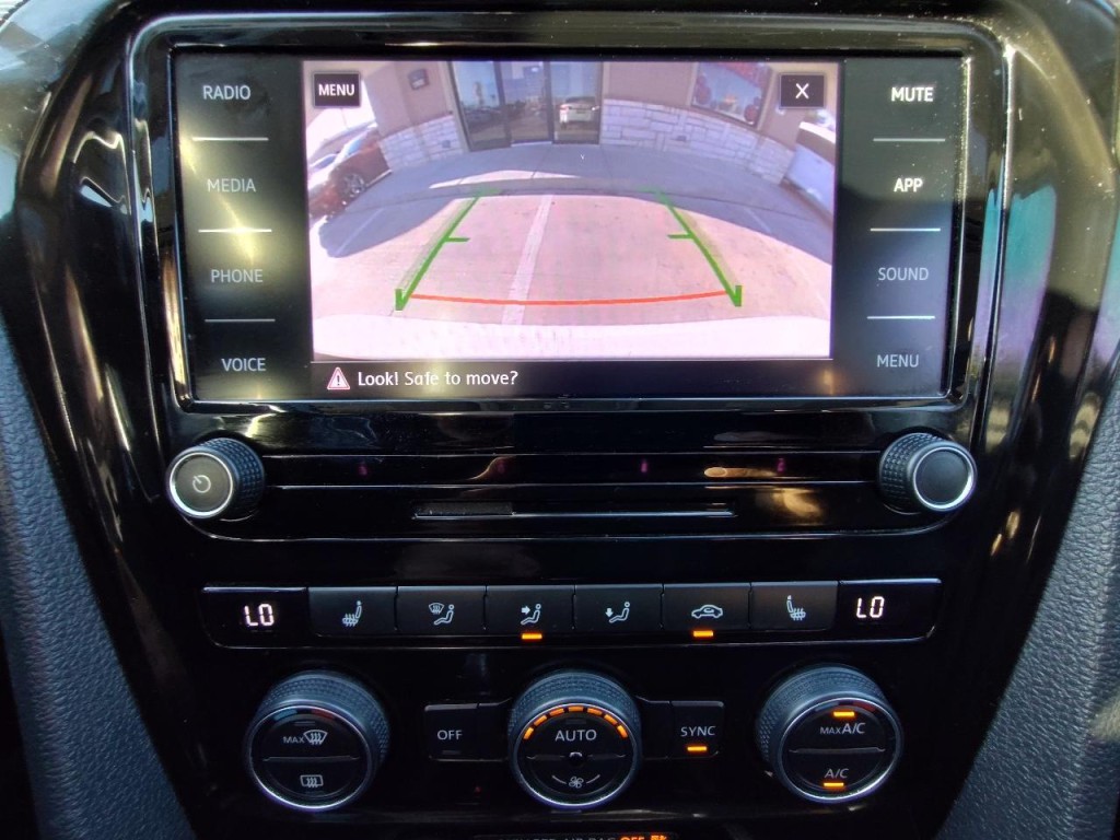 2020 Volkswagen Passat Image 24