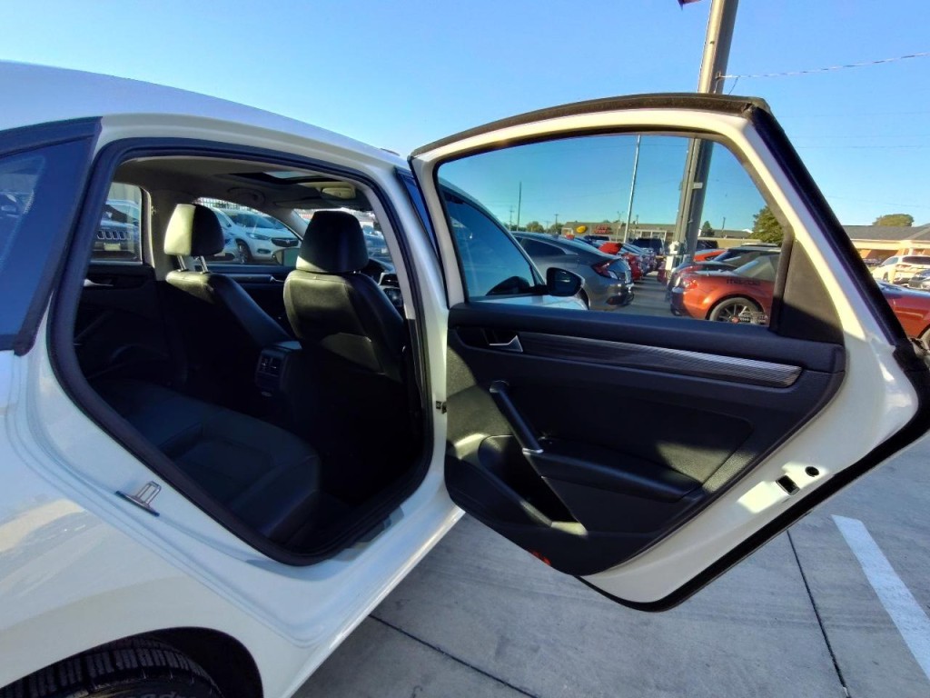 2020 Volkswagen Passat Image 37