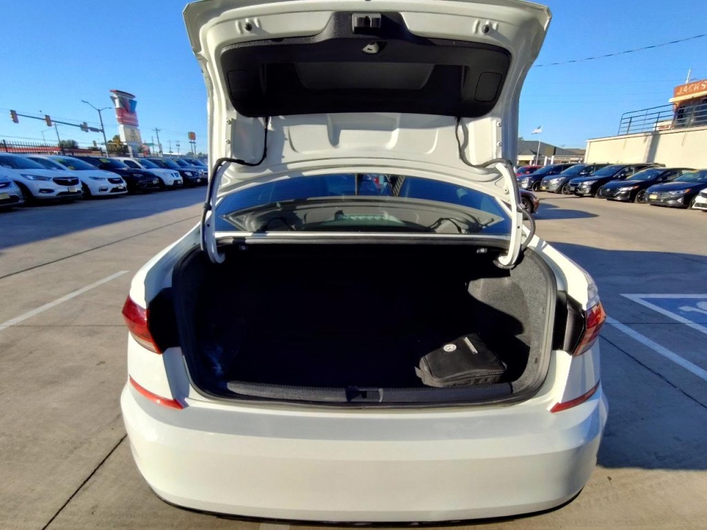 2020 Volkswagen Passat Image 46