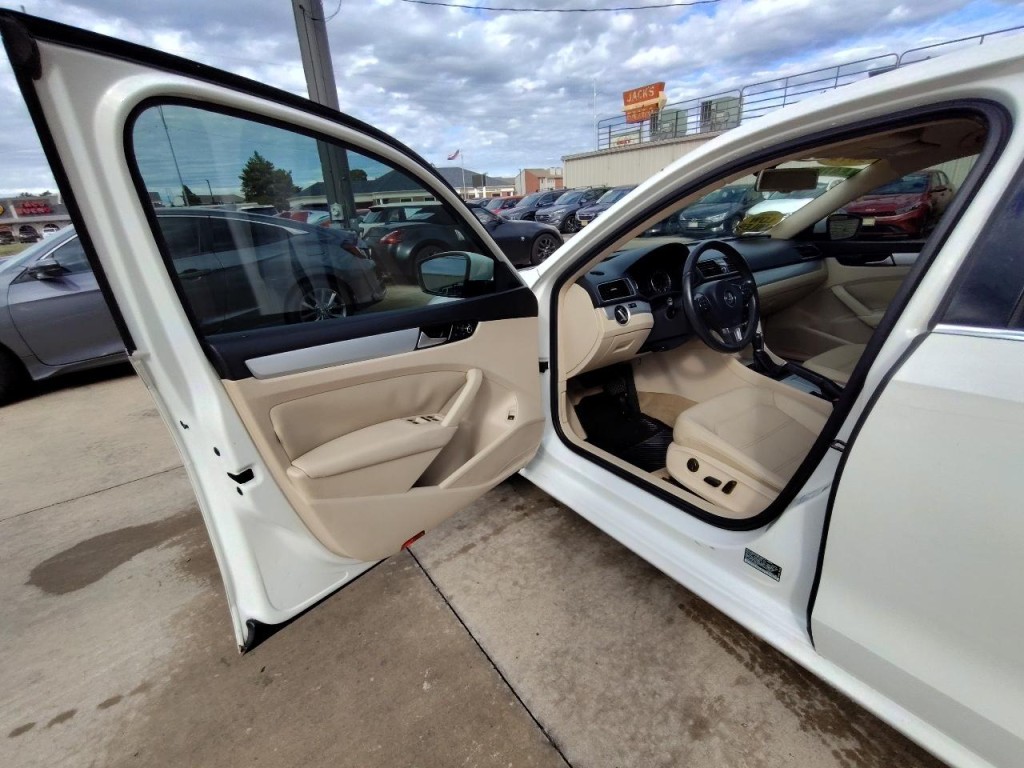 2012 Volkswagen Passat Image 13