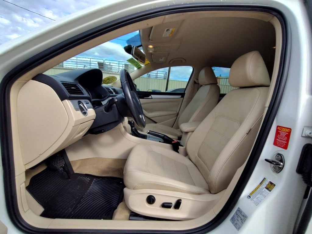 2012 Volkswagen Passat Image 14