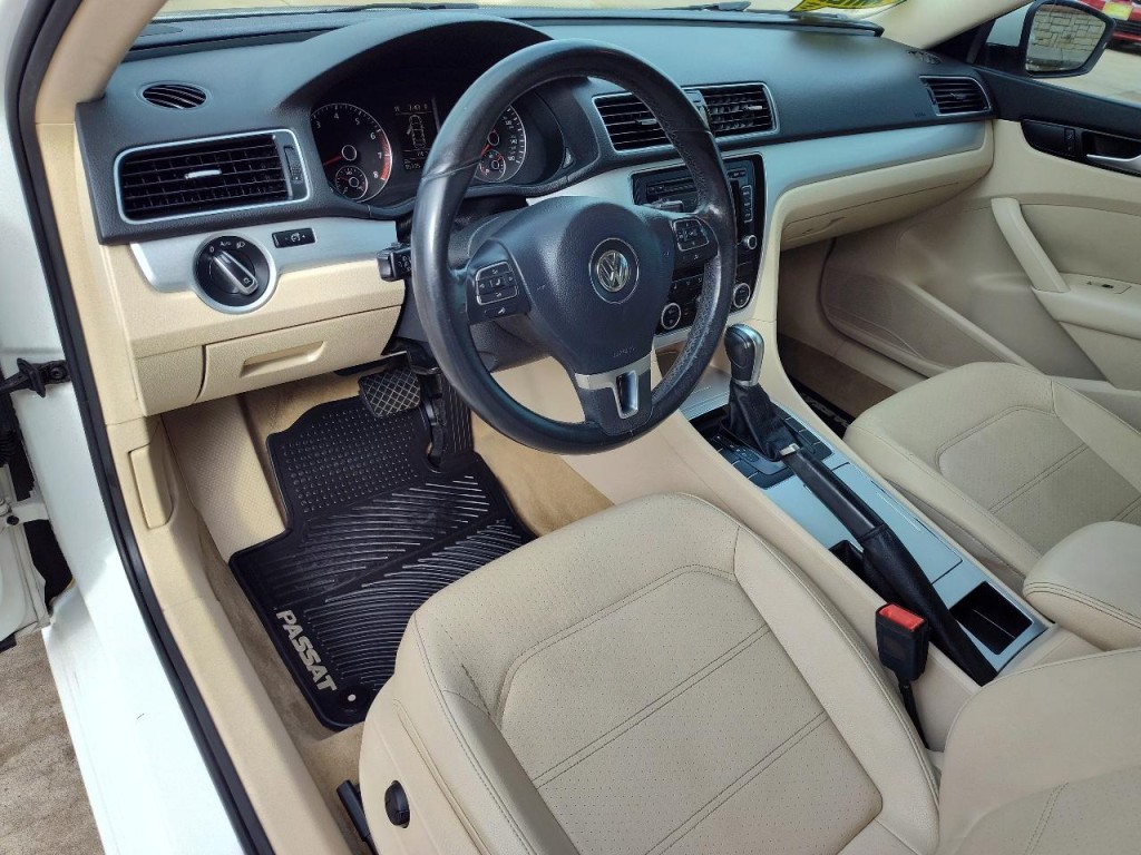 2012 Volkswagen Passat Image 16