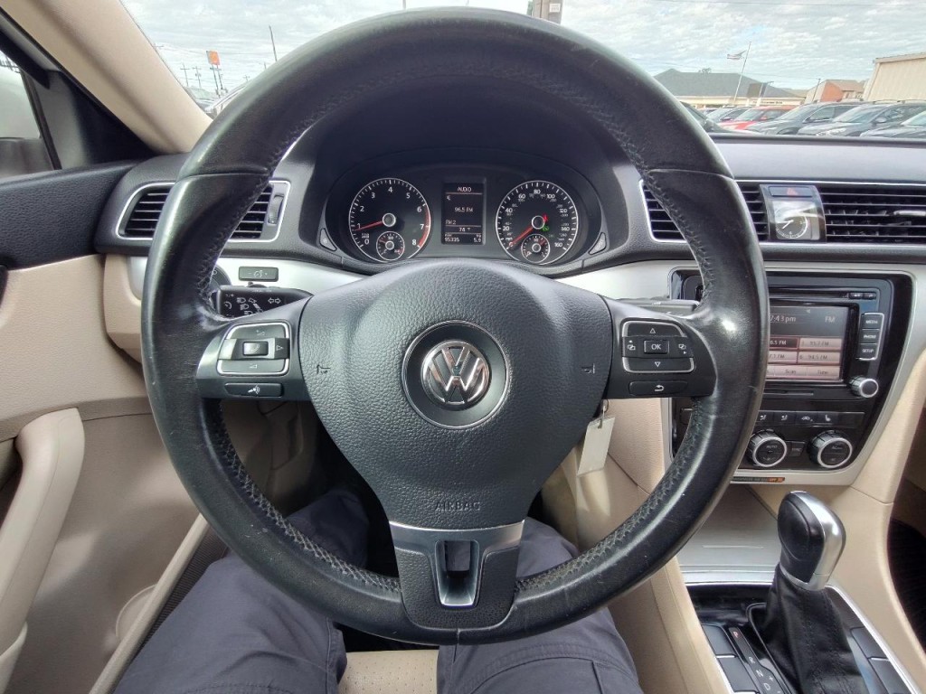 2012 Volkswagen Passat Image 17
