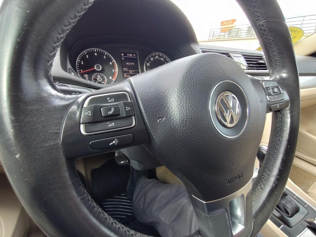 2012 Volkswagen Passat Image 18
