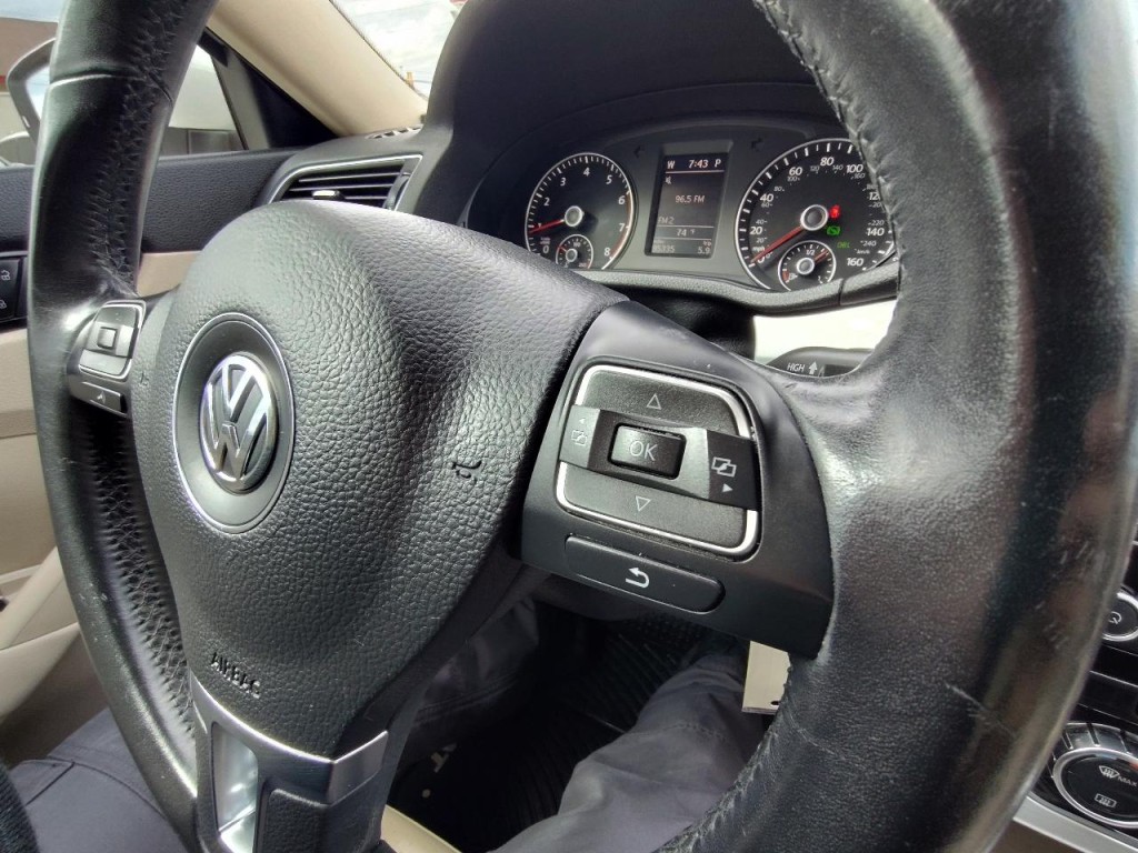 2012 Volkswagen Passat Image 19