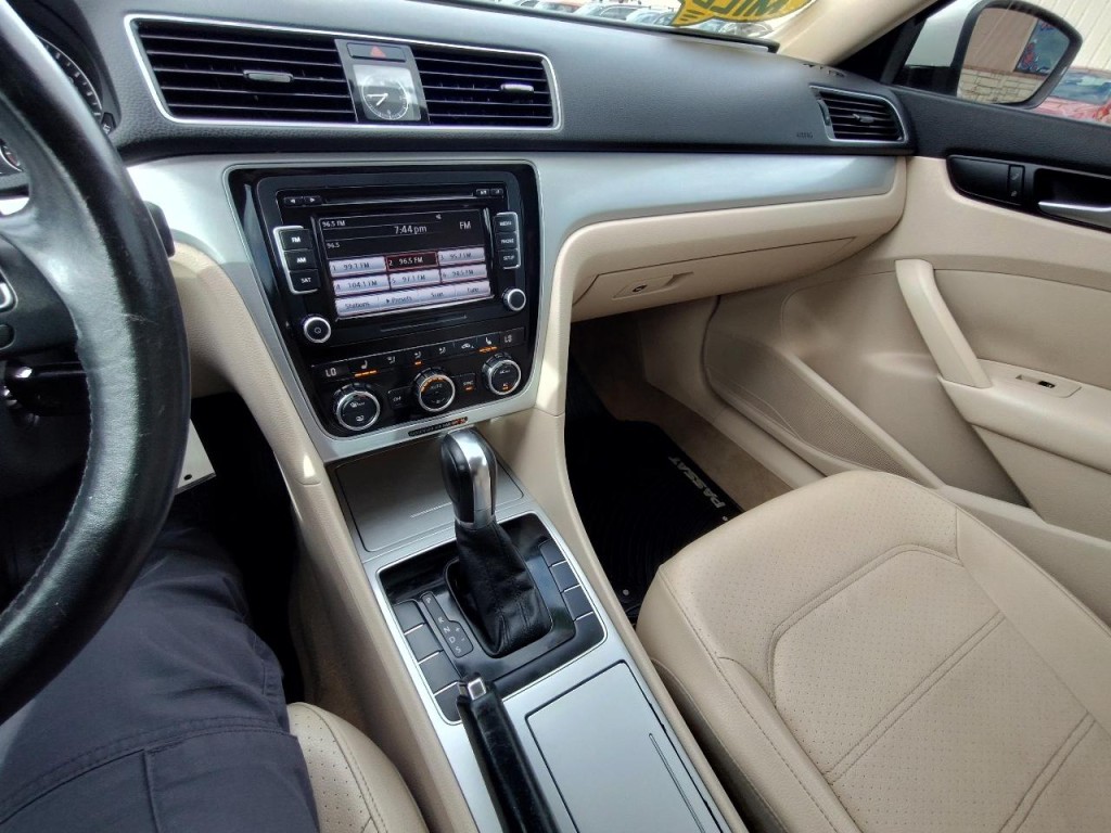 2012 Volkswagen Passat Image 21