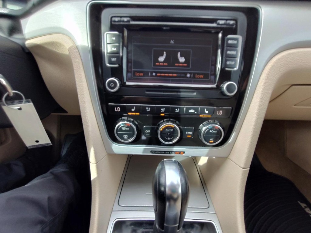 2012 Volkswagen Passat Image 22