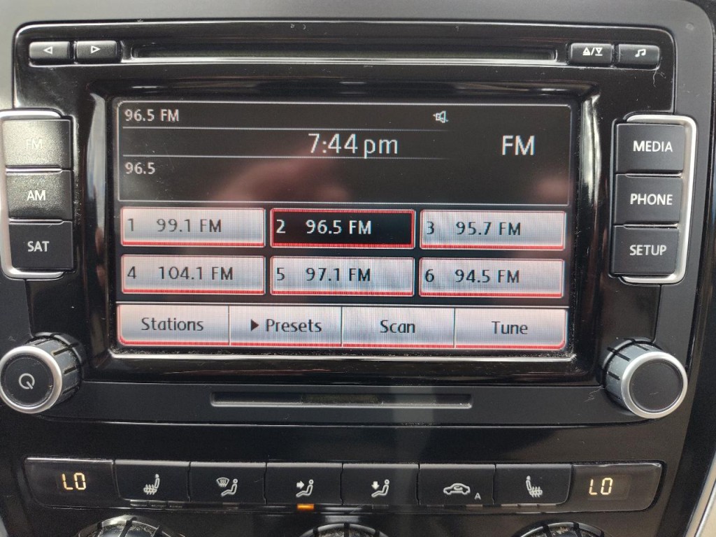 2012 Volkswagen Passat Image 23
