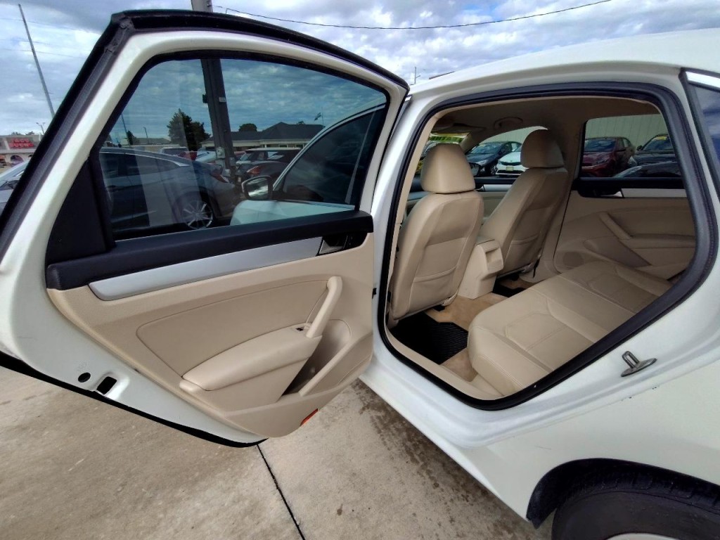 2012 Volkswagen Passat Image 26