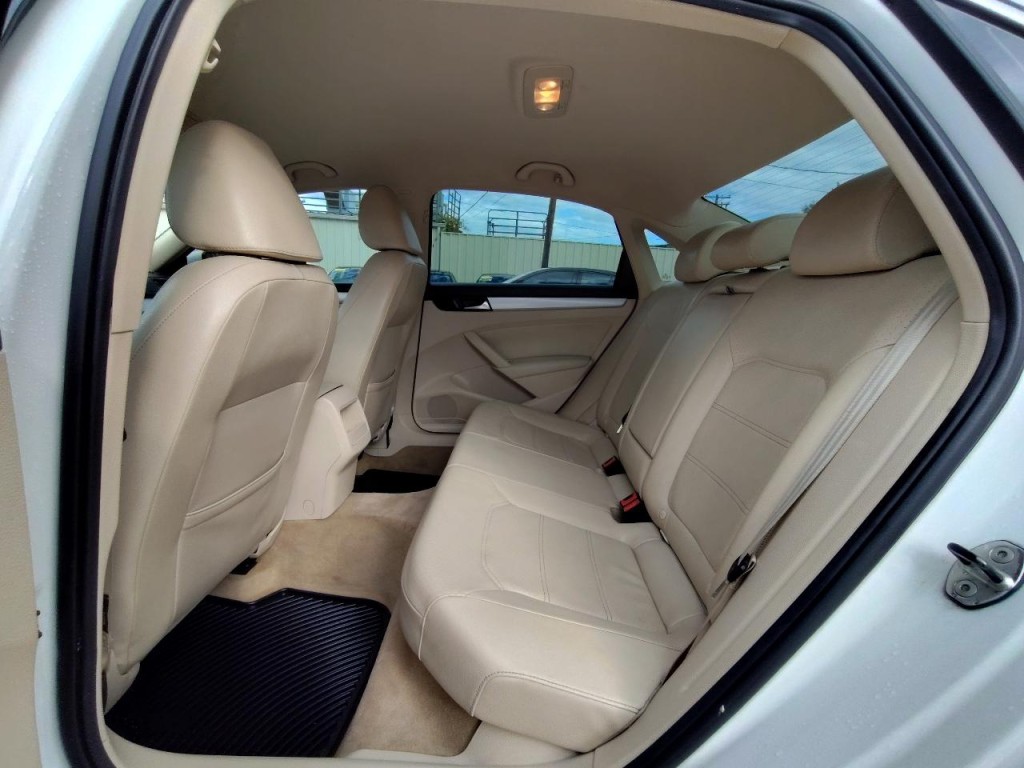 2012 Volkswagen Passat Image 27