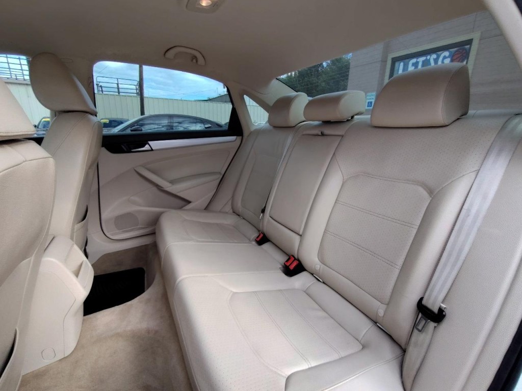 2012 Volkswagen Passat Image 28