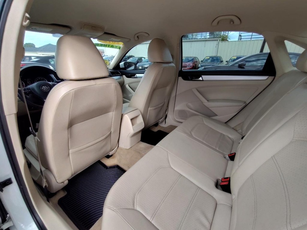 2012 Volkswagen Passat Image 29