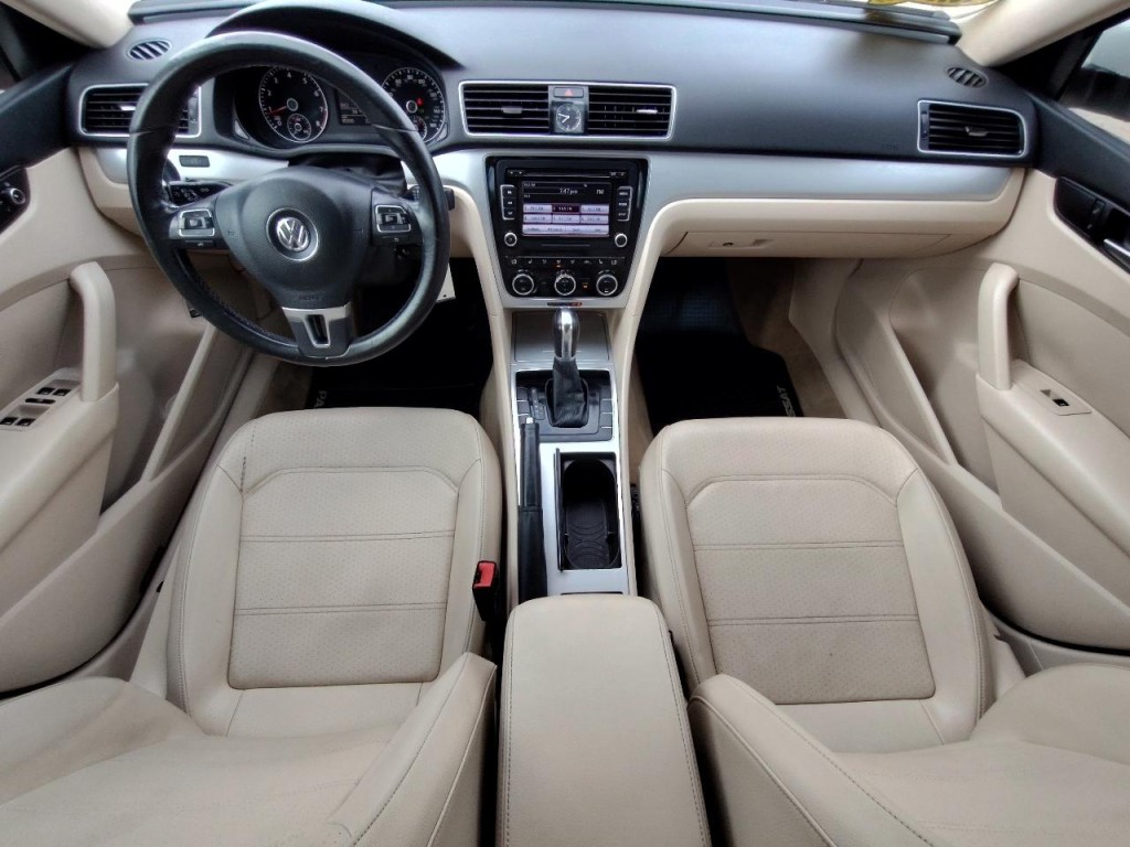 2012 Volkswagen Passat Image 30