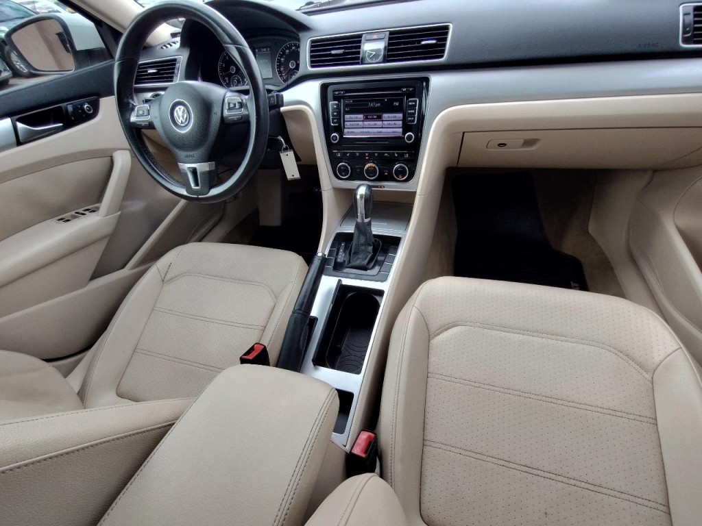 2012 Volkswagen Passat Image 32