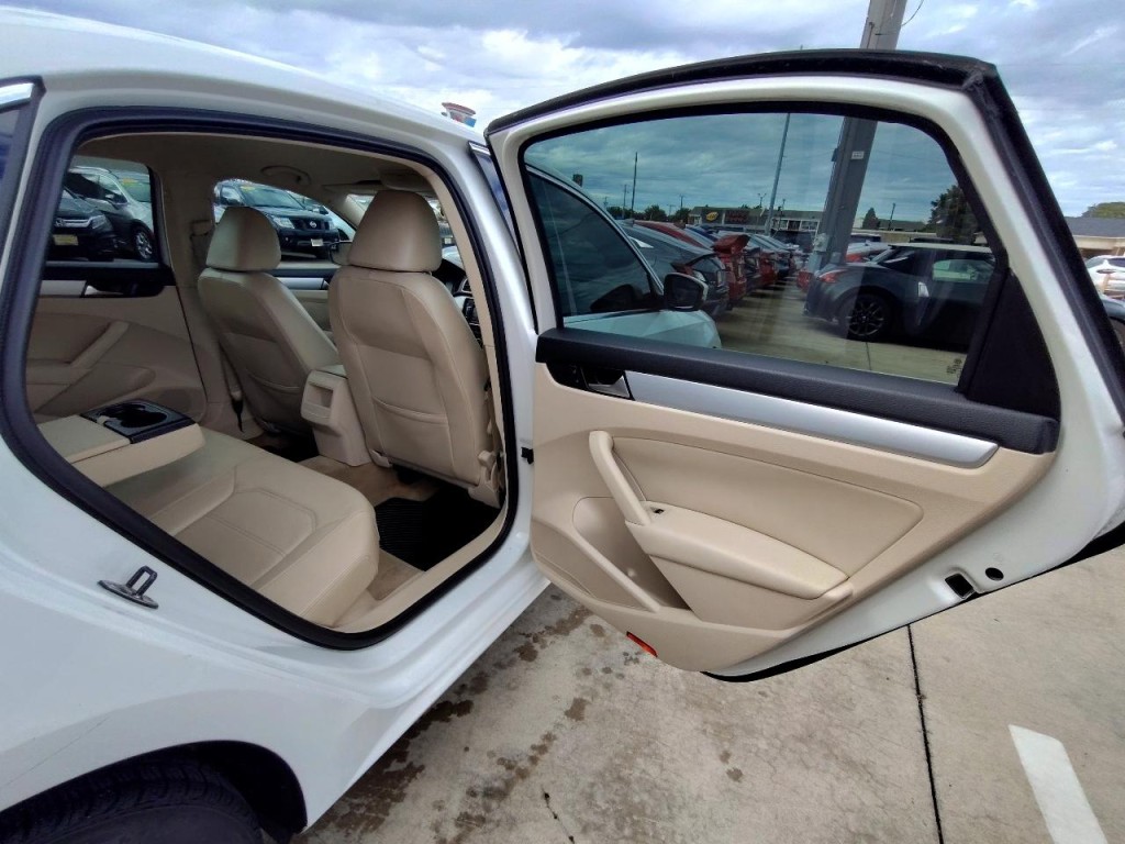 2012 Volkswagen Passat Image 33
