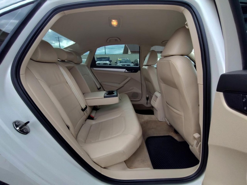 2012 Volkswagen Passat Image 34