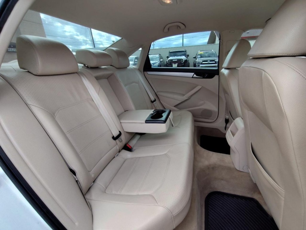 2012 Volkswagen Passat Image 35