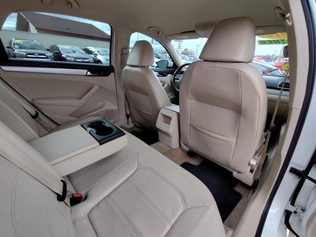 2012 Volkswagen Passat Image 36