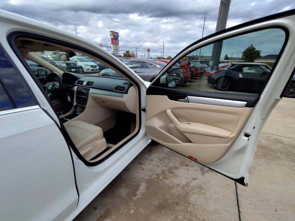 2012 Volkswagen Passat Image 37