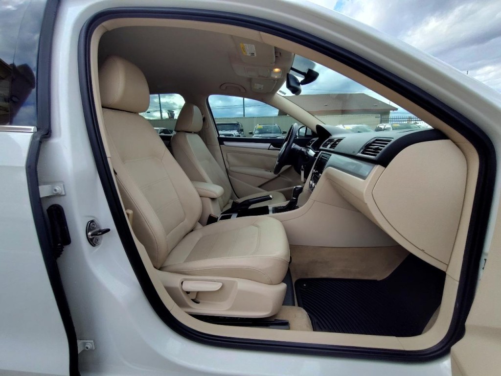 2012 Volkswagen Passat Image 38
