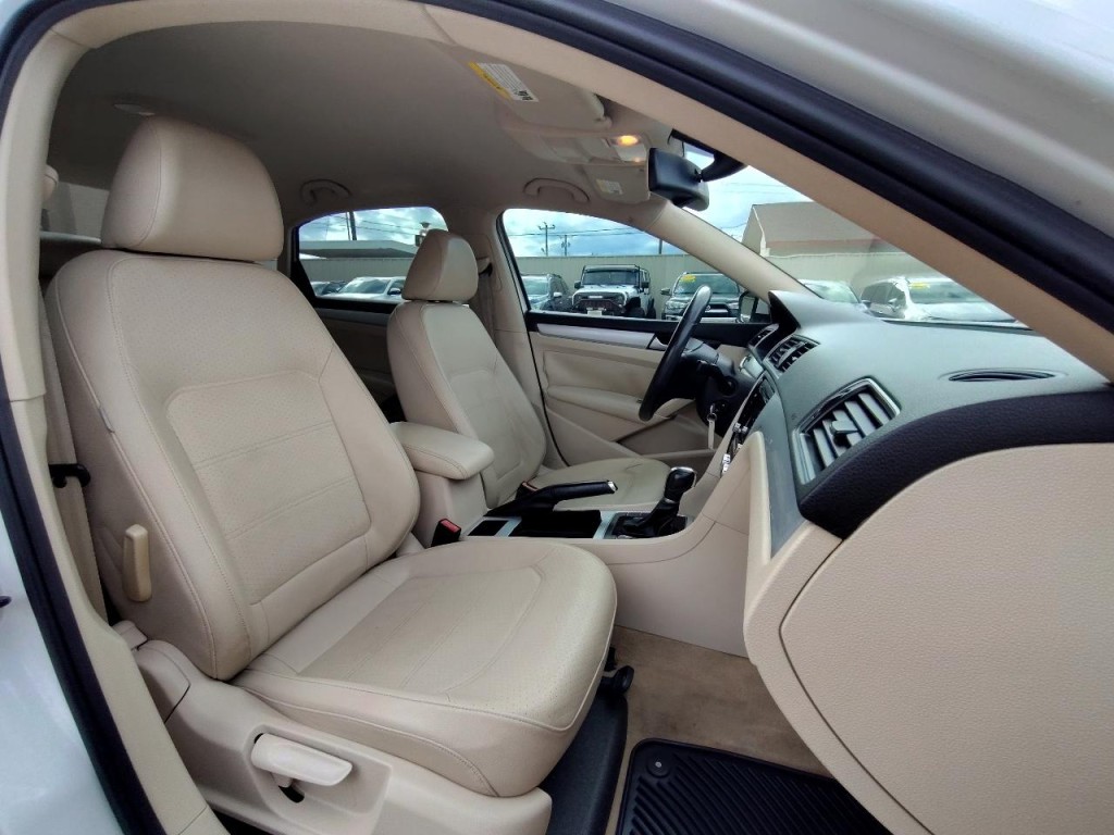 2012 Volkswagen Passat Image 39