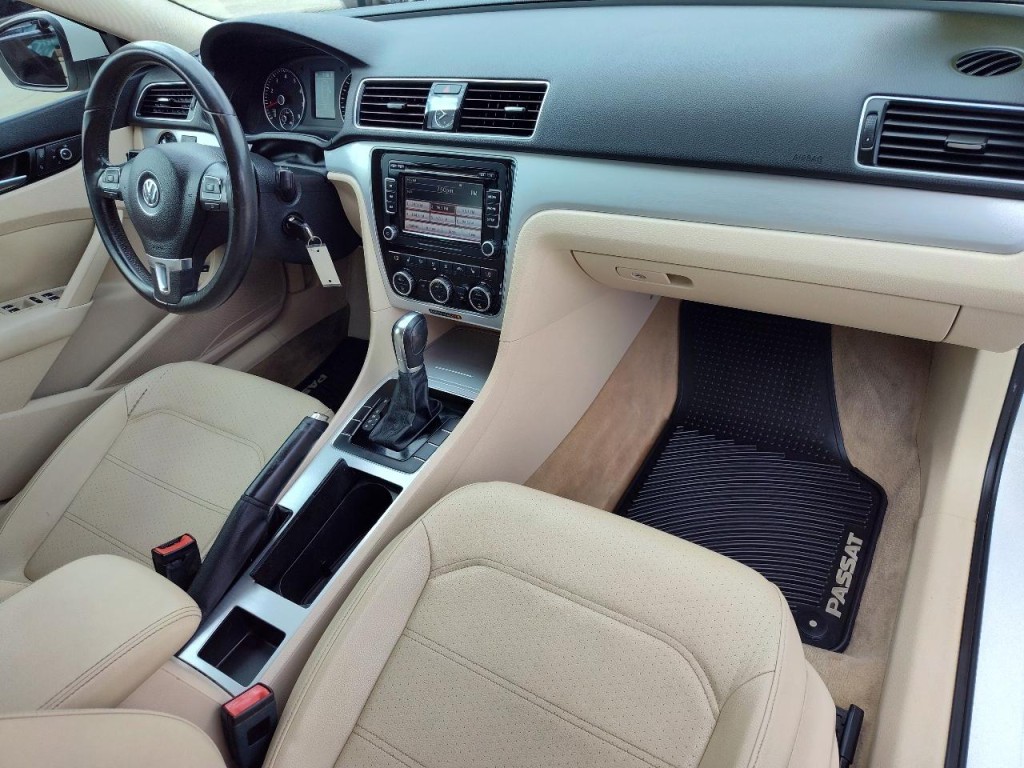 2012 Volkswagen Passat Image 40