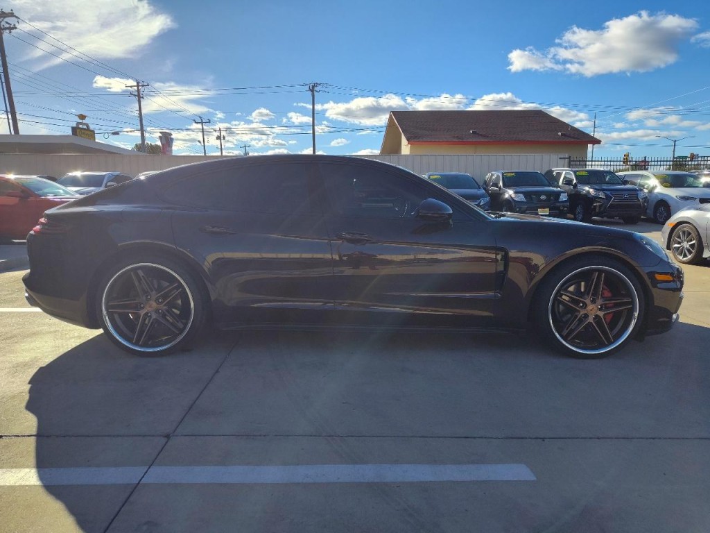 2018 Porsche Panamera Image 3