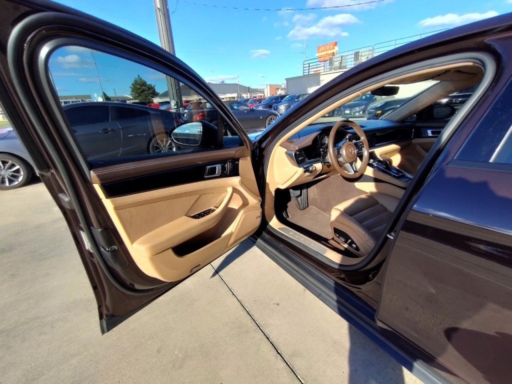 2018 Porsche Panamera Image 15