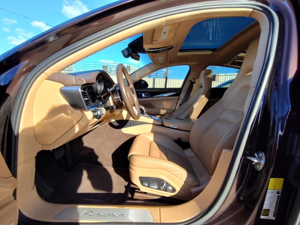 2018 Porsche Panamera Image 16