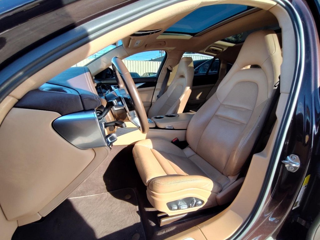 2018 Porsche Panamera Image 17