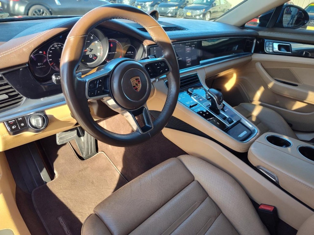 2018 Porsche Panamera Image 18