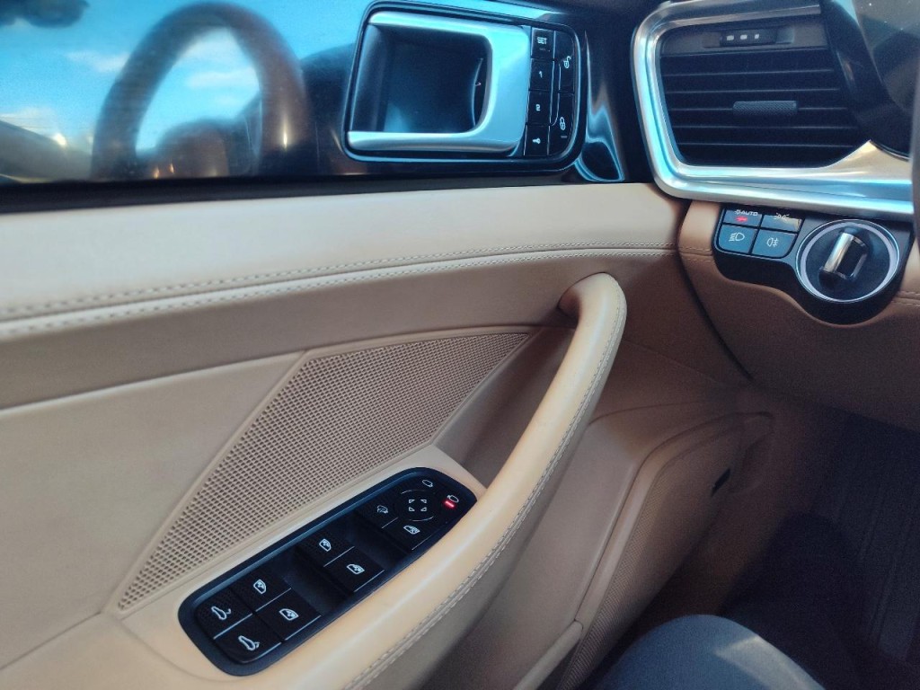 2018 Porsche Panamera Image 20