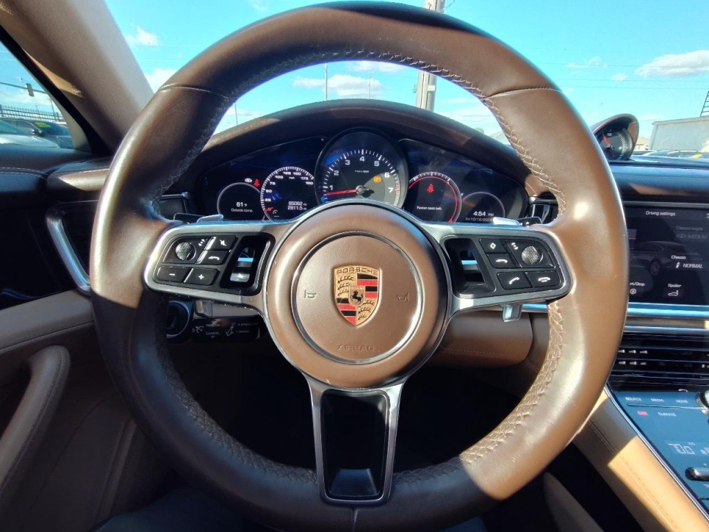 2018 Porsche Panamera Image 21