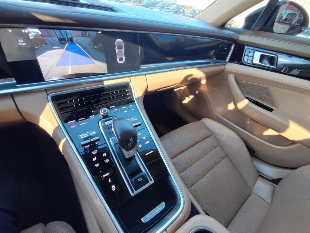 2018 Porsche Panamera Image 26
