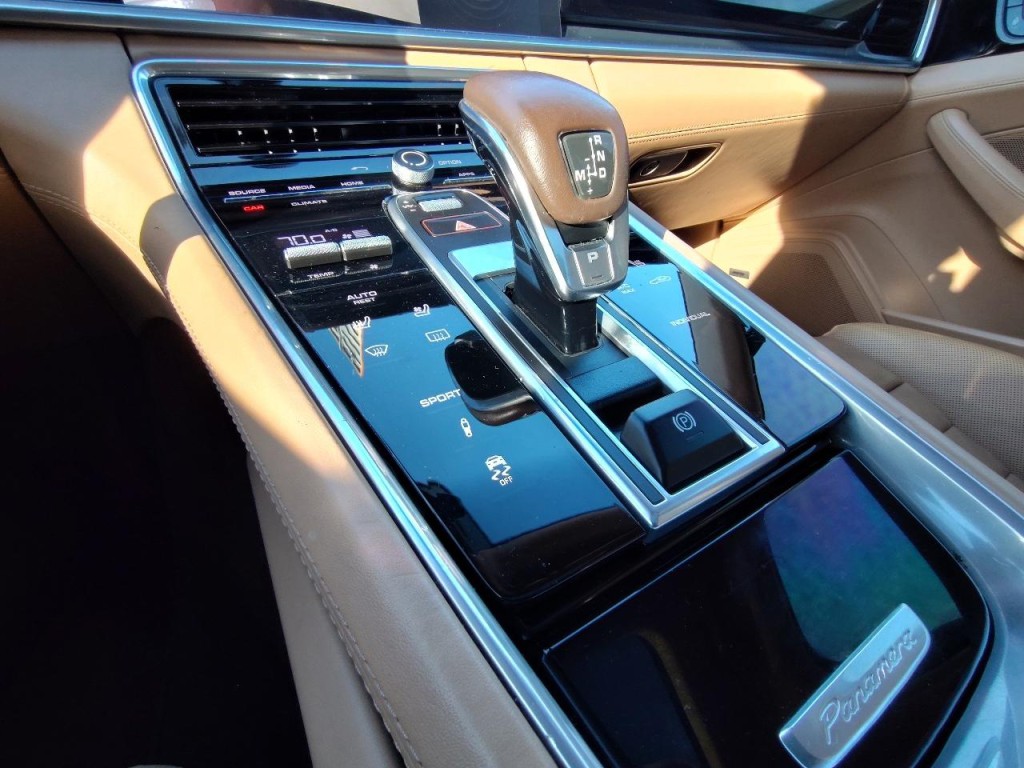 2018 Porsche Panamera Image 28