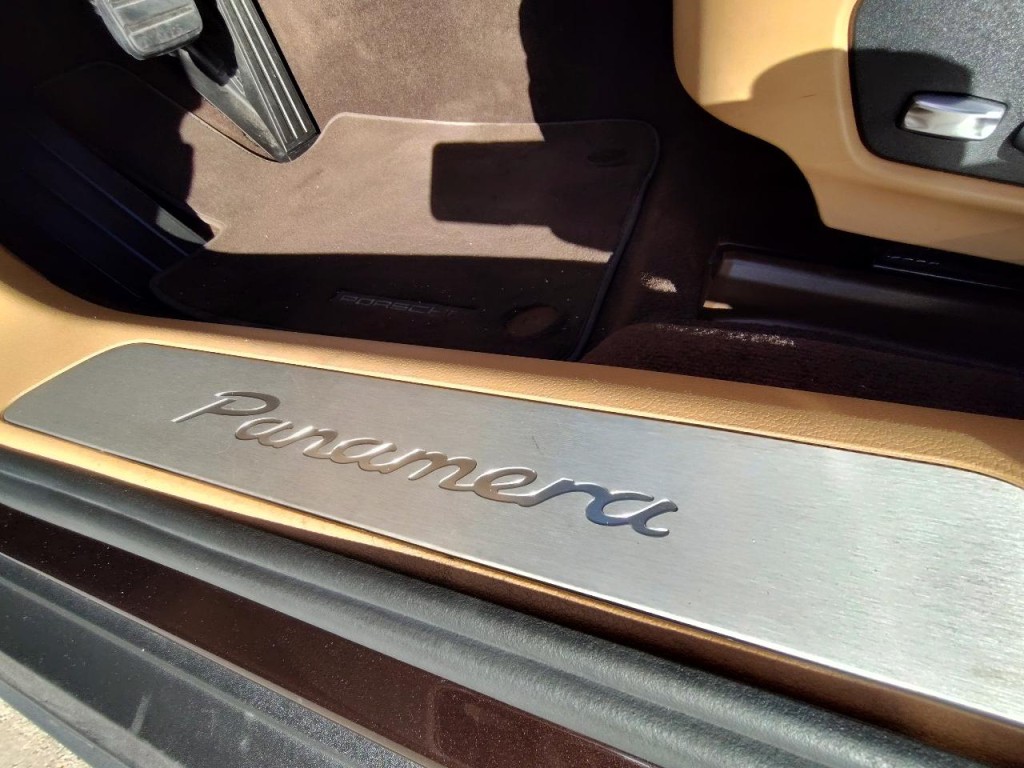 2018 Porsche Panamera Image 38