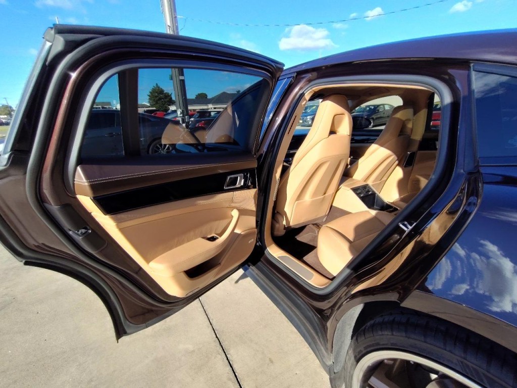 2018 Porsche Panamera Image 39
