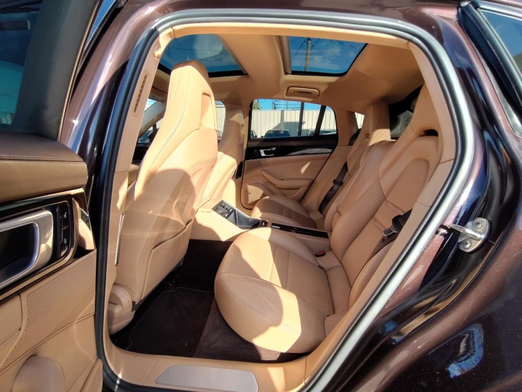 2018 Porsche Panamera Image 40