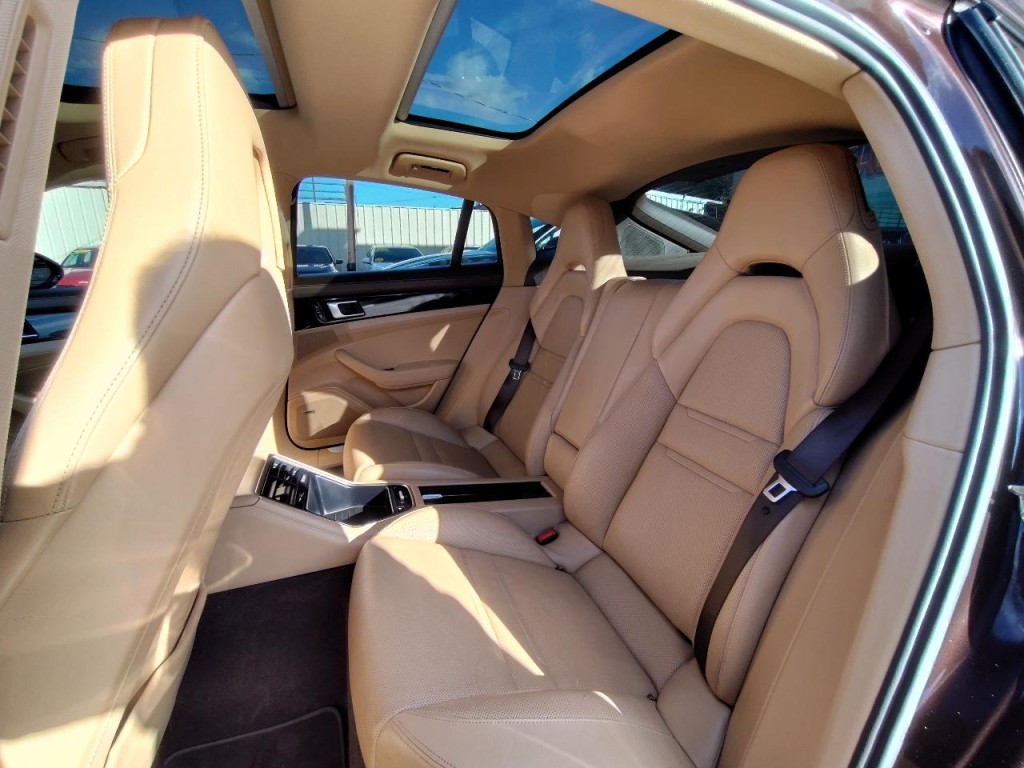2018 Porsche Panamera Image 41