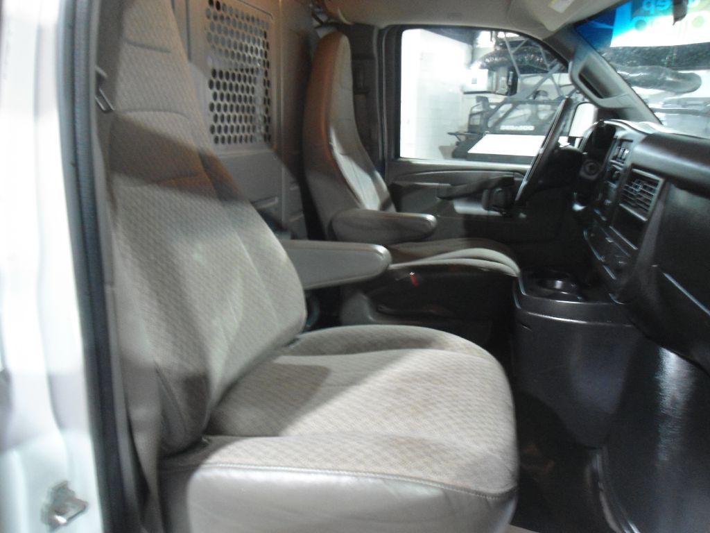 2016 GMC Savana Image 13