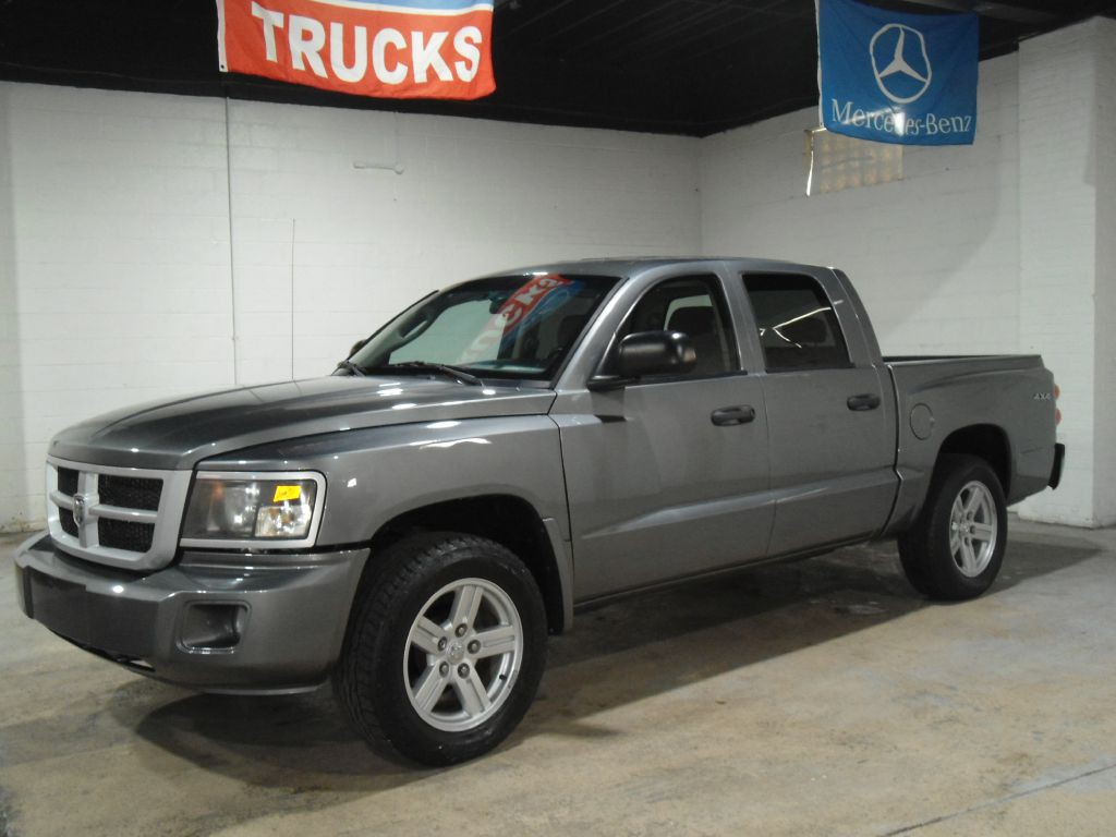 2011 Dodge Dakota Image 2