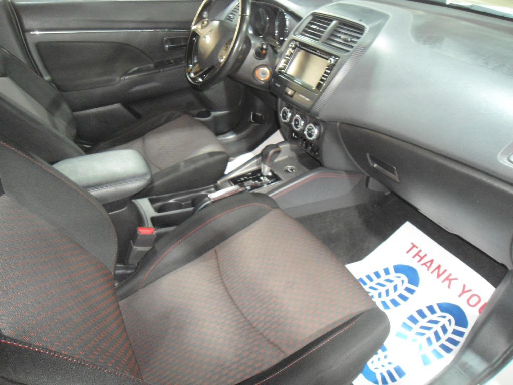 2018 Mitsubishi Outlander Image 16