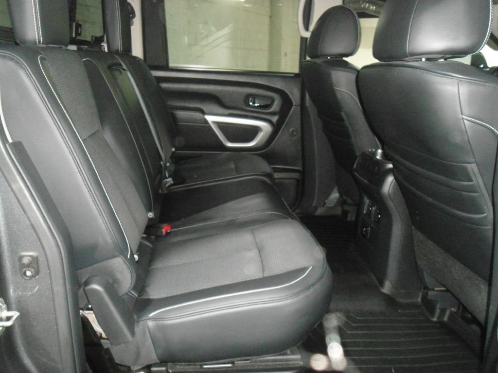 2018 Nissan Titan Image 23